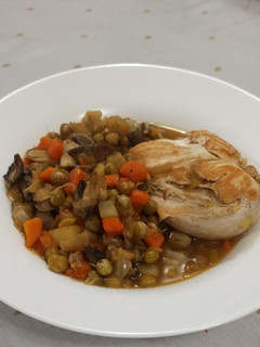 Una foto de Guiso de pollo y vegetales exprés light