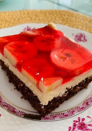 Túrós-banános-epres piskóta recept fotója
