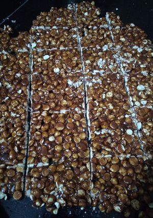 દાળીયા ની ચીકી (Daliya Chiki Recipe In Gujarati) રેસીપી મુખ્ય ફોટો