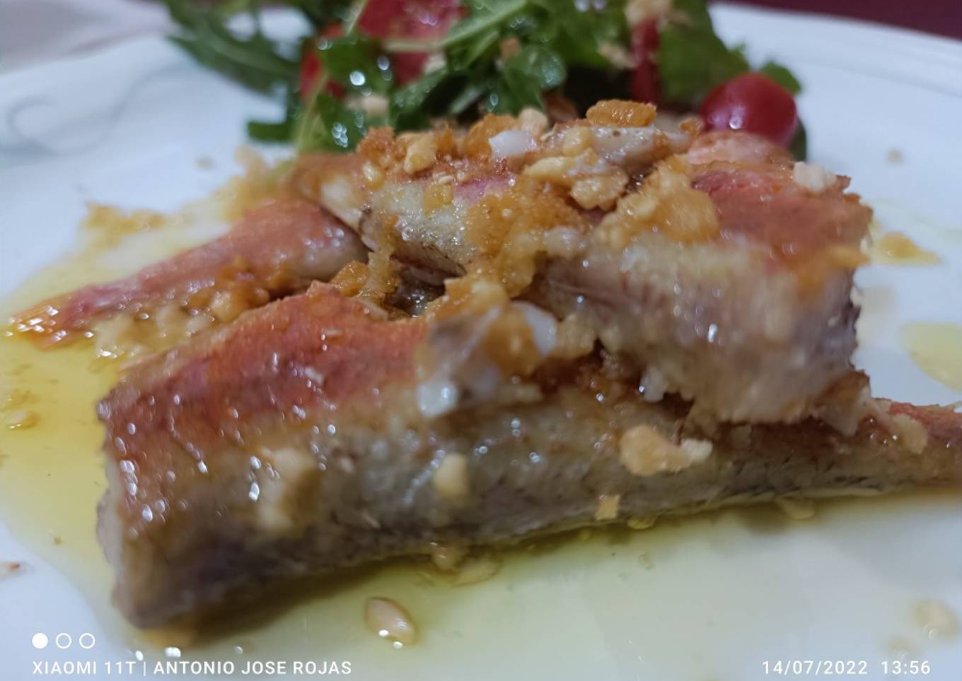 Salmonetes a la plancha con picada de almendra picante