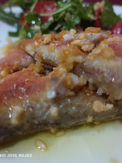 Una foto de Salmonetes a la plancha con picada de almendra picante