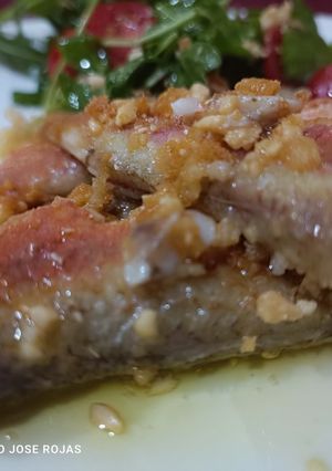 Una foto de Salmonetes a la plancha con picada de almendra picante