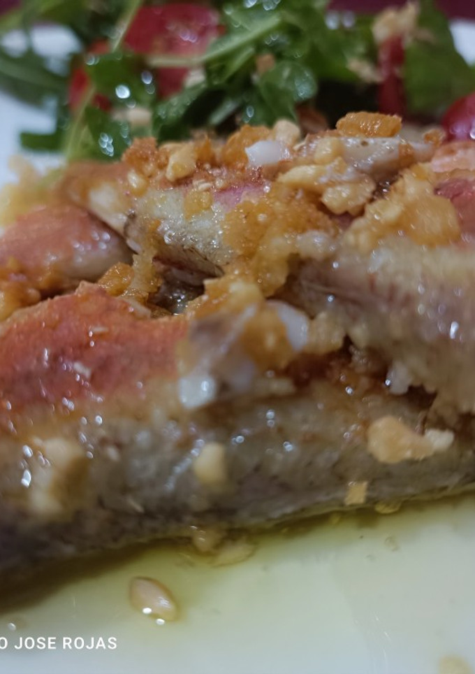 Una foto de Salmonetes a la plancha con picada de almendra picante