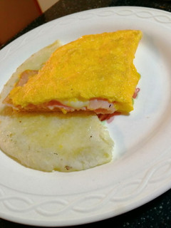 Una foto de Omelette con queso y jamón 🌟💥