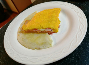 Una foto de Omelette con queso y jamón 🌟💥