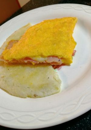Una foto de Omelette con queso y jamón 🌟💥