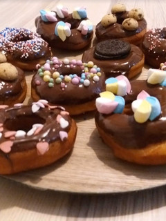 Una foto de Donuts / donas decoradas 🤤