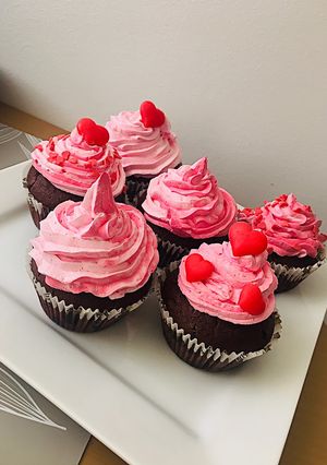 Csokis muffin tejszínes krémmel recept fotója