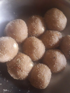 ચુરમા ના લાડુ (Churma Ladoo Recipe In Gujarati) રેસીપી મુખ્ય ફોટો