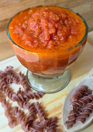 Una foto de Salsa de tomate by Narda Lepes 🍅 Cuatro ingredientes y ¡sin azúcar! (salsa sin mitos)