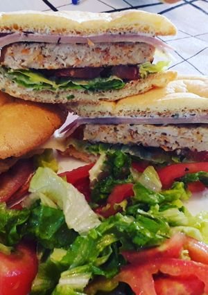 Una foto de Hamburguesa de pollo con pan nube