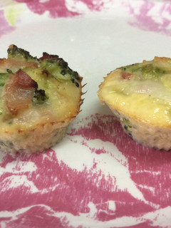 Una foto de Cupcakes de brócoli y bacon 🥓🥦🧀