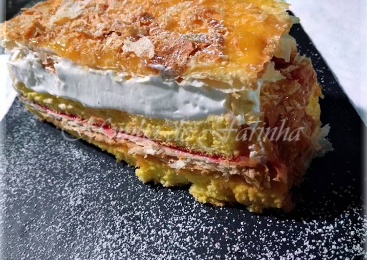 Bolo com massa folhada e vários recheios