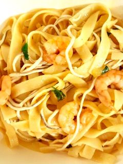 Una foto de Fetuccini con gulas y gambas
