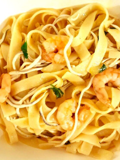 Una foto de Fetuccini con gulas y gambas