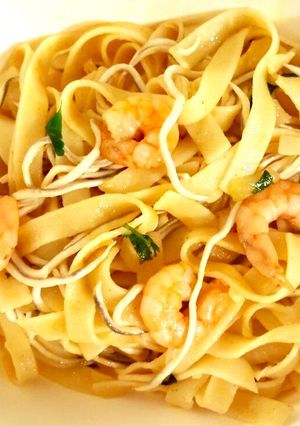 Foto principal de Fetuccini con gulas y gambas