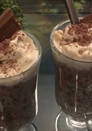 Una foto de Mousse de cacao y durazno • grez •