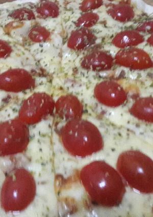Una foto de Pizza con tomates cherry