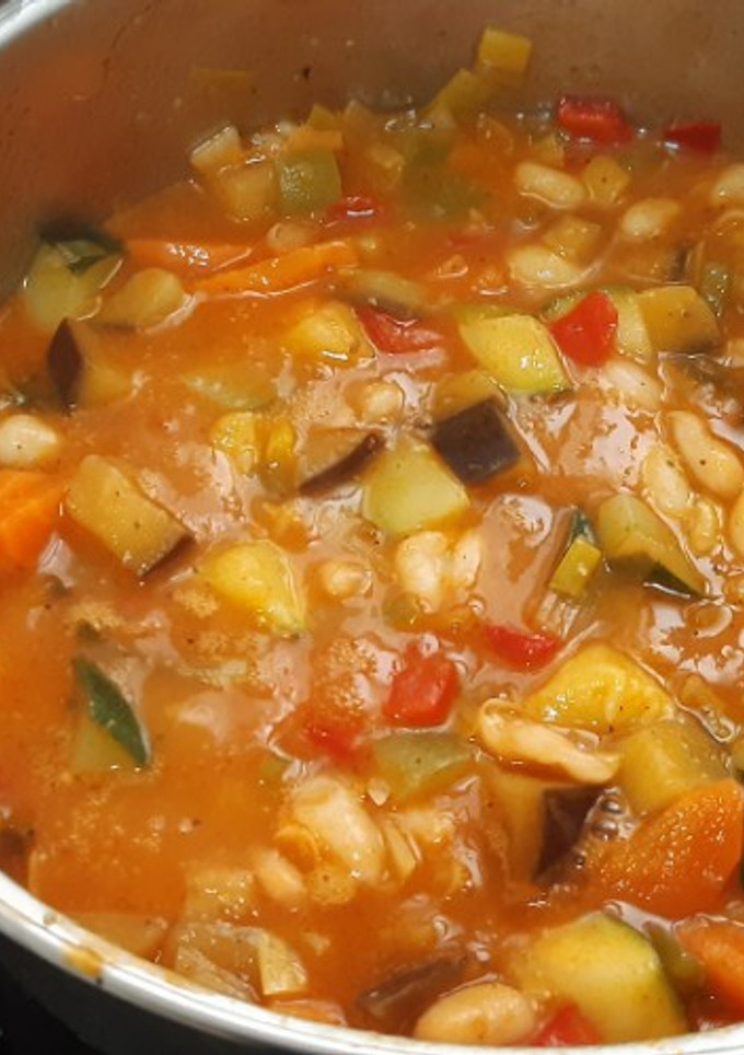 Una foto de Alubias Cena del Cura con verduras