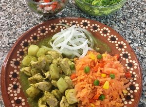 Una foto de Pollo en salsa verde, arroz rojo, cebolla curtida, pico de gallo y guacamole 🥑 (a mi manera)