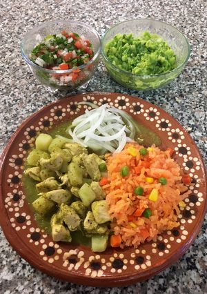 Una foto de Pollo en salsa verde, arroz rojo, cebolla curtida, pico de gallo y guacamole 🥑 (a mi manera)
