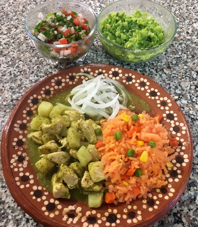 Una foto de Pollo en salsa verde, arroz rojo, cebolla curtida, pico de gallo y guacamole 🥑 (a mi manera)