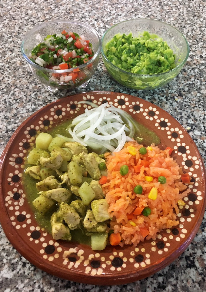 Una foto de Pollo en salsa verde, arroz rojo, cebolla curtida, pico de gallo y guacamole 🥑 (a mi manera)