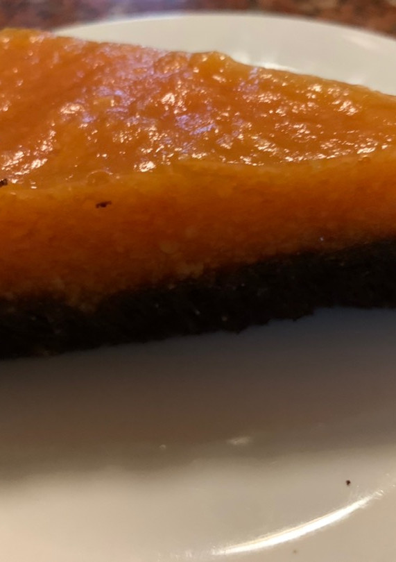 Una foto de TARTA de CHOCOLATE de MANGO y PAPAYA (sin gluten)