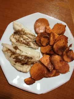 Una foto de Dorada con boniato al horno