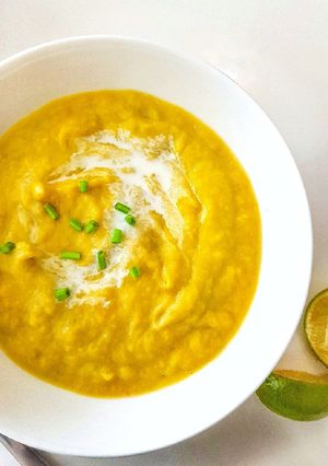 A picture of Leek and pumpkin soup with lime.