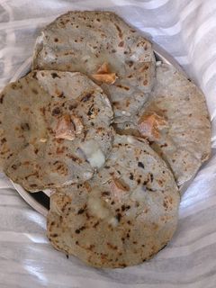 ज्वारी बाजरी भाकरी. (jowari bhakri recipe in marathi) रेसिपी चे मुख्य फोटो