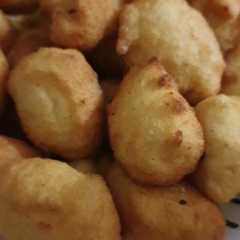 Una foto de Buñuelos salados de frijoles para aperitivos