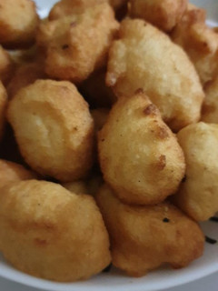 Una foto de Buñuelos salados de frijoles para aperitivos
