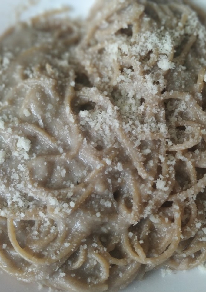 Una foto de Espaguetis con salsa de champiñones y nueces