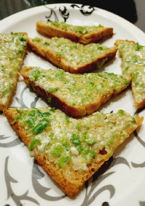 A picture of Chilli garlic cheese toast🥰.