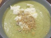 Une photo de gaspacho courgette