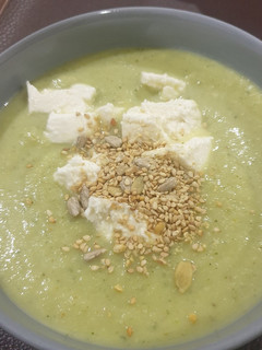 Une photo de Soupe froide de courgettes - mozzarella