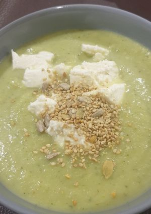 Une photo de Soupe froide de courgettes - mozzarella