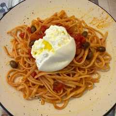 Foto di Linguine pomodorini, olive taggiasche e Burrata