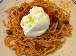 Foto di Linguine pomodorini, olive taggiasche e Burrata