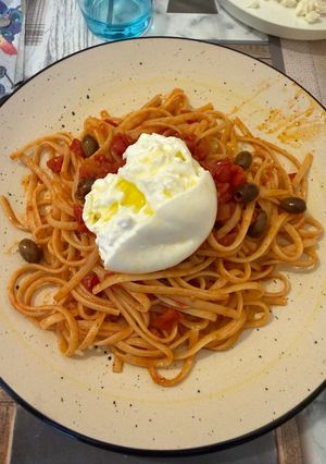 Foto di Linguine pomodorini, olive taggiasche e Burrata