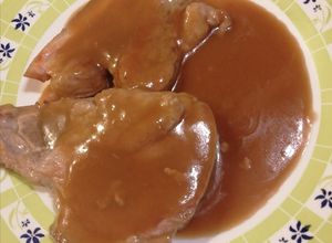 Una foto de Bifecitos de cerdo con salsa agridulce rápido y fácil
