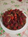 Torta de dieta a base de avena con chocolate sin azúcar y fresas.