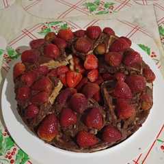 Una foto de Torta de dieta a base de avena con chocolate sin azúcar y fresas.