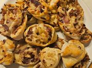 Une photo de pain au lardons