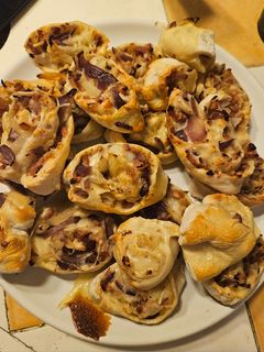 Une photo de Pains roulés lardons, oignons et fromage