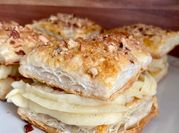 Una foto de pastelitos relleno de crema