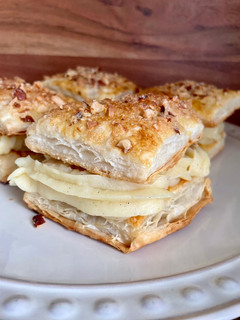 Una foto de Pastelitos de hojaldre rellenos de crema pastelera!
