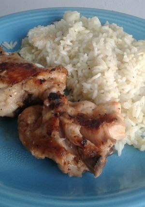 Una foto de Pollo con ajo y limón