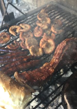 Una foto de Vacío, Morcilla, Chinculines y Salchicha Parrillera al Carbón Vegetal
